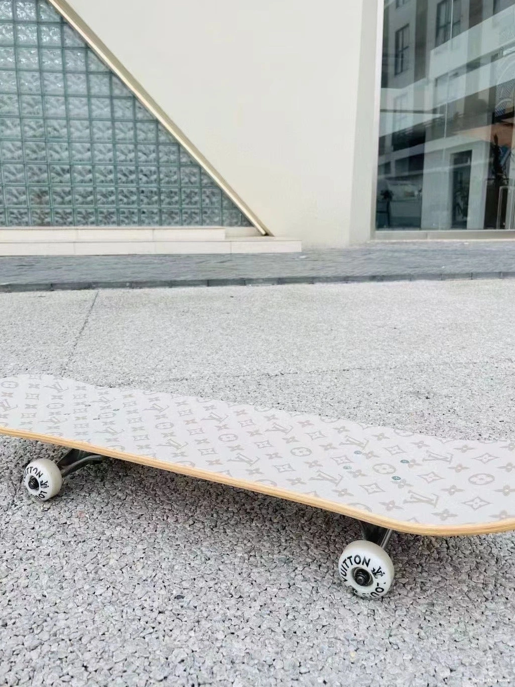 CUSTOM LV SKATEBOARD 0815